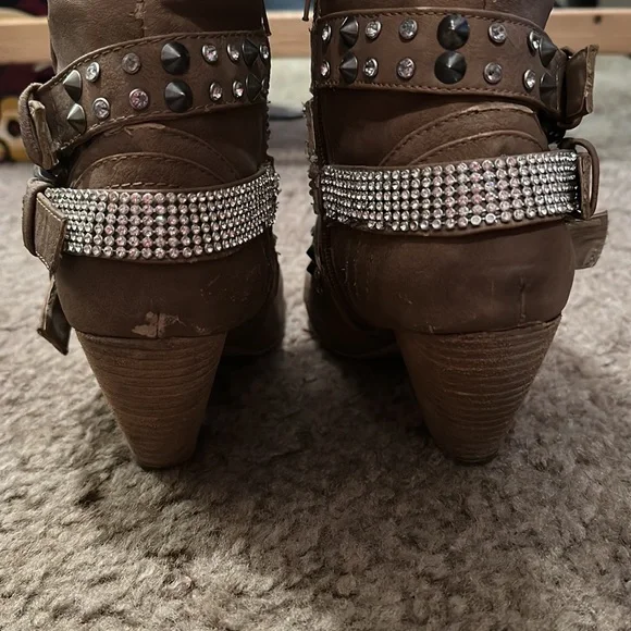 Boots - Picture 5 of 7